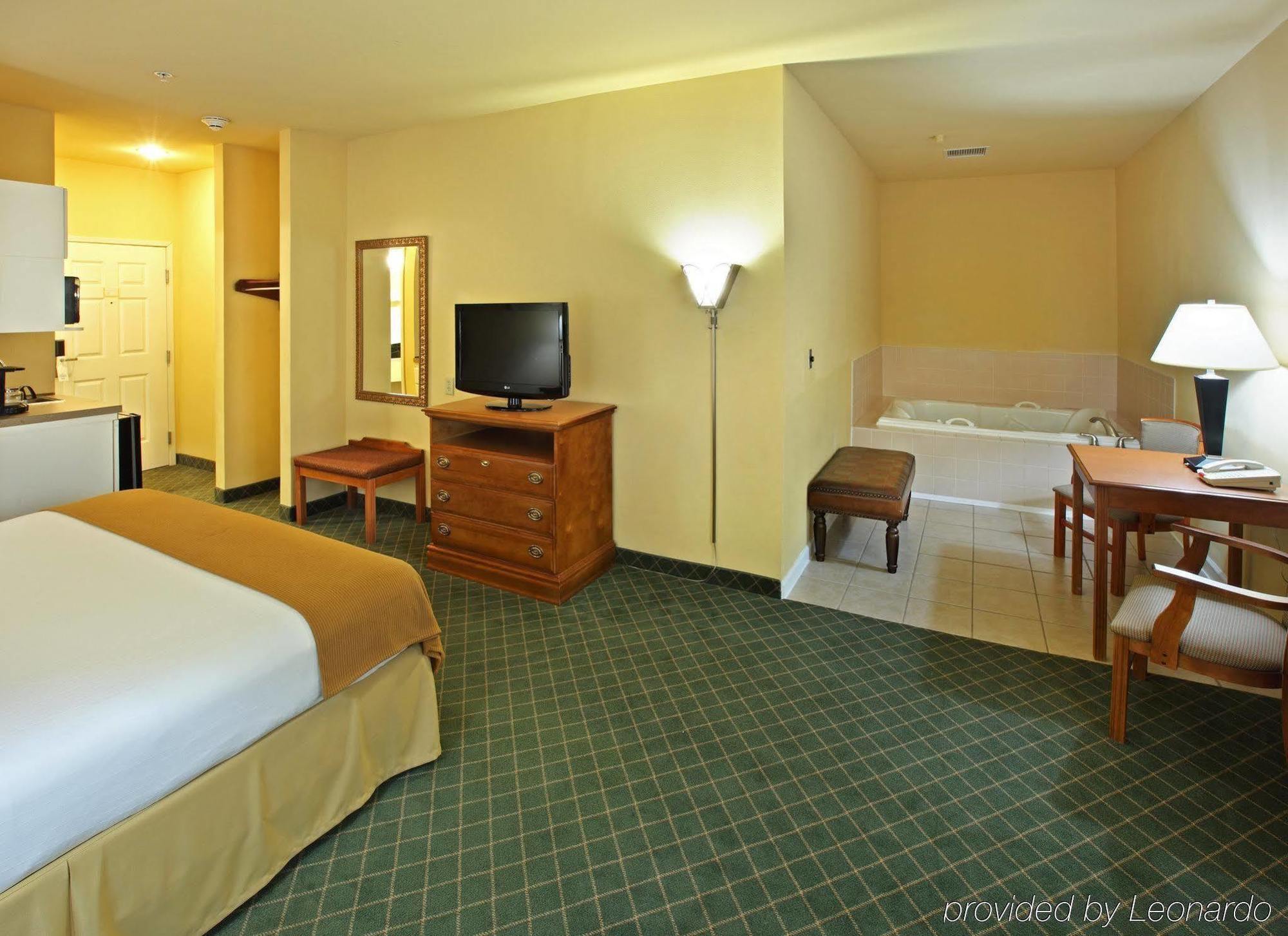 Holiday Inn Express & Suites Magnolia-Lake Columbia Room photo