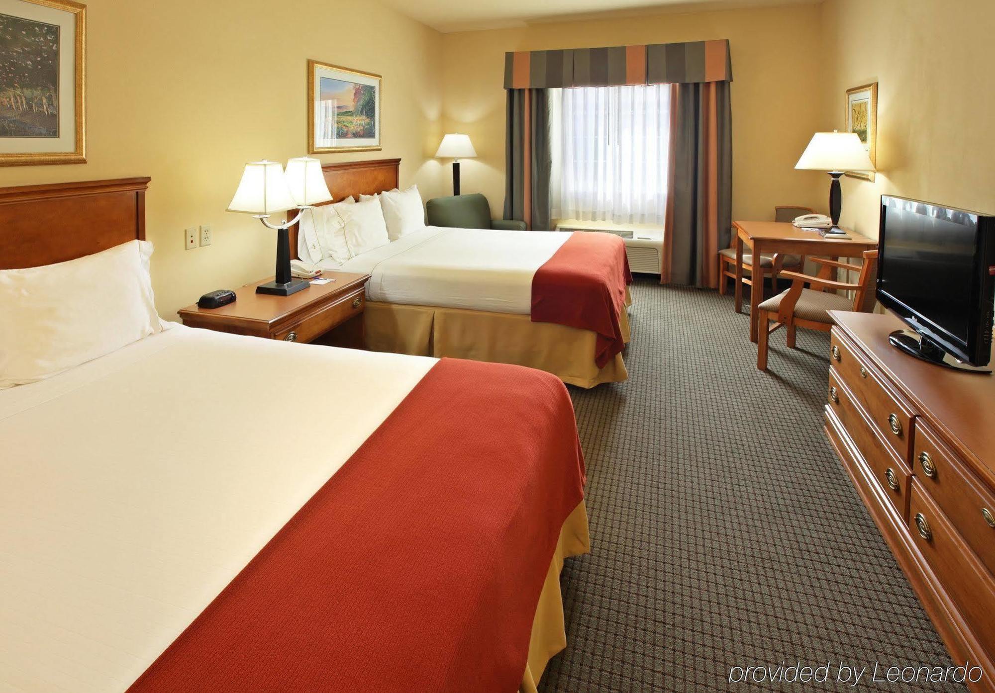 Holiday Inn Express & Suites Magnolia-Lake Columbia Room photo